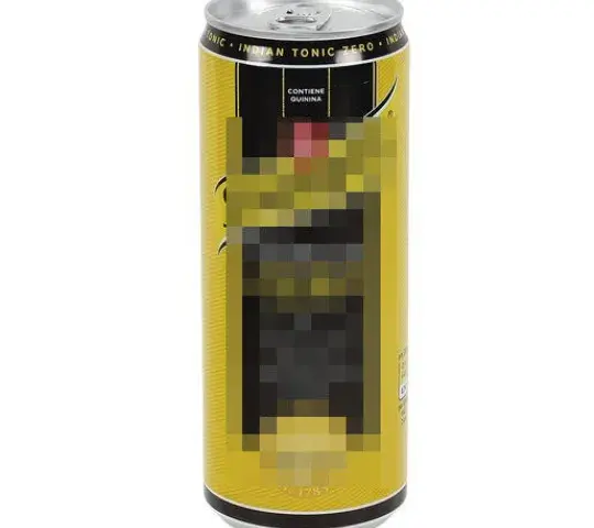 Bote de refresco tónica schweppes de ocultación con líquido.