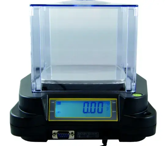 Báscula TB600 doble visor.  Capacidad y precisión: 600g x 0,01g.  21 modos de pesado, bandeja de acero inoxidable, apagado automático, doble pantalla.  Adaptador AC incluido.  Protector conta el viento incluido.  Pies ajustables y nivel.